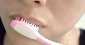 Как увеличить губы в домашних условиях с помощью массажа зубной пастой и щеткой?