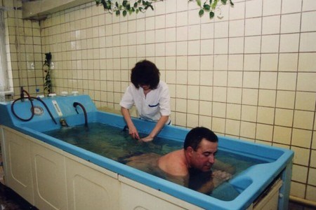 Мужчина принимает ванну