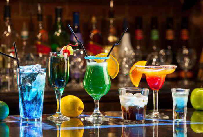 алкогольные коктейли на барной стойке